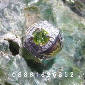 cincin batu peridot