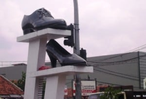 gambar tugu sepatu cibaduyut
