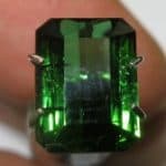 batu tourmaline hijau pekat cahaya tajam